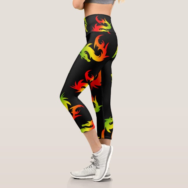 FARBBIGER ROTER DRAGONPATTER IN SCHWARZ CAPRI LEGGINGS (Links)