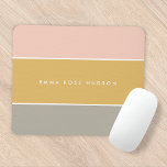 Farbblock Pink Gold Grau Streifen Monogramm Mousepad<br><div class="desc">Ein Mousepad in stilvollen Farben mit 3 horizontalen Streifen in Rosa,  Senfgold und Grau in einem modernen minimalistischen Design. Der Text kann einfach mit Ihrem Namen für das perfekt personalisierte Geschenk- oder Zuhause-Büroaccessoire angepasst werden!</div>