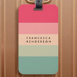 Farbblockhorizontaler Streifen Rosa und grüne Mono Gepäckanhänger<br><div class="desc">Das stilvolle,  farbenprächtige Gepäckstück mit 5 horizontalen Streifen in Rosa-,  Pfirsich- und Grüntönen in einem modernen,  minimalistischen Design. Der Text kann leicht mit Ihrem Namen oder Titel für das perfekt personalisierte Geschenk oder Accessoire angepasst werden.</div>