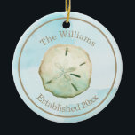 Farbe Sand Dollar Beach Name & Jubiläum Keramik Ornament<br><div class="desc">Feiern Sie Ihre ersten Weihnachten und alle Weihnachten,  um mit diesem Gedenkschmuck folgen. Personalisieren Sie mit Ihrem Namen und Jubiläum oder festes Jahr mit den leicht zu benutzenden Text-Vorlagen. Finden Sie passende Produkte in meiner Sand Dollar Beach Wedding Collection.</div>