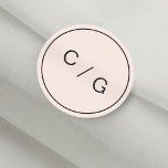 Farbeditierbare minimalistische moderne Paar monog Runder Aufkleber<br><div class="desc">Schwarz und schwarz Moderne schlichte schlichte minimalistische Monogramm-Design, perfekt für moderne Hochzeit oder Frühjahrsheirat. Die rot-rosa Hintergrundfarbe kann an Ihr Hochzeitstil angepasst werden. Klicken Sie einfach auf "Anpassen!" und bearbeiten Sie dann die Farbe unter "Druckhintergrundfarbe". Stellen Sie Ihren eigenen mit Monogramm Aufkleber eine persönliche Touch zu Ihrer Hochzeit! Alle passenden...</div>