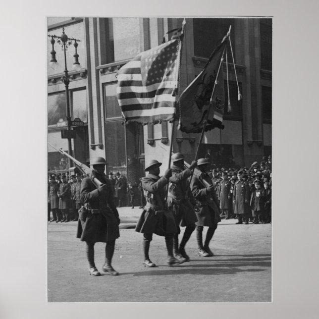 Farben der berühmten 369. Infanterie in Parade Poster (Vorne)