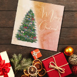 Farbenfroh dekoriert Weihnachtsbaum<br><div class="desc">Ein wunderschöner Weihnachtsbaum mit Ornamenten ,  Bändern,  Lichtern,  Garland,  Kiefernzapfen. Und eine Nachricht: Frohe Weihnachten!</div>