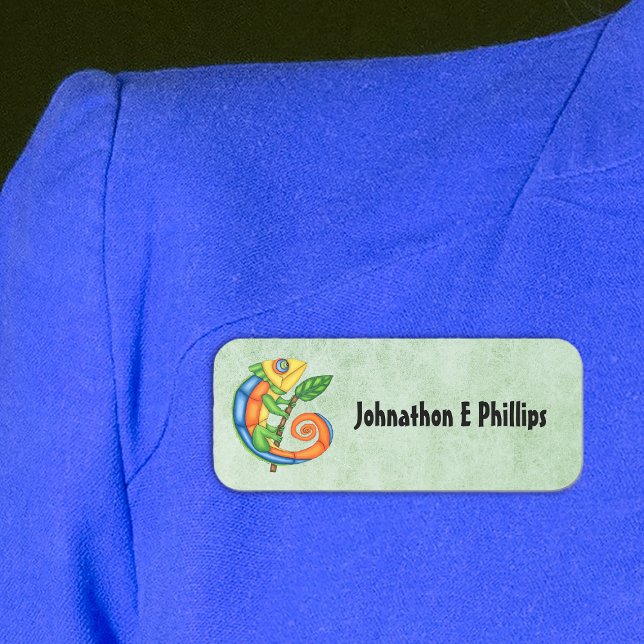 Farbenfrohe Abstrakte Lizard Holding Leaf am Zweig Namensschild (Colourful abstract lizard in multitude of colours leaf on stick on green plastic name tag.)