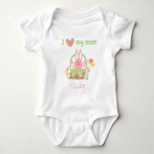 Farbenfrohe Adorable Kaninchen in einem Basketball Baby Strampler