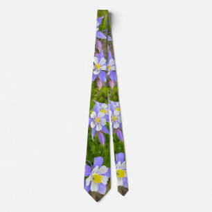 Farbenfrohe Akelei-Blumen in Blau Gelb Violett Krawatte