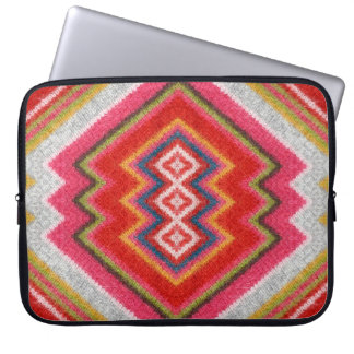 Farbenfrohe alpaca mohaar Pullover Ornament Nähe. Laptopschutzhülle