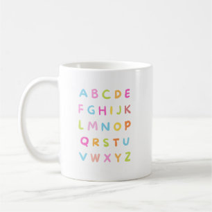 Farbenfrohe Alphabet-Typografie Kaffeetasse