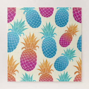 Farbenfrohe Ananas hellgelber Hintergrund