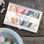 Farbenfrohe Aquarellfarben Federn schwarzer Skript Visitenkarten Dose<br><div class="desc">Mit diesem farbenprächtigen Watercolor Feathers Black Script Name Business Card Case lassen Sie sich einen bleibenden Eindruck machen! Das lebendige Design zeichnet sich durch ein stilvolles Federmuster in den Farben Grün, Blau, Rosa, Orange und lila auf einem weißen Hintergrund aus. Die weiße Streifen mit Ihrem Namen und Beruf in eleganter...</div>
