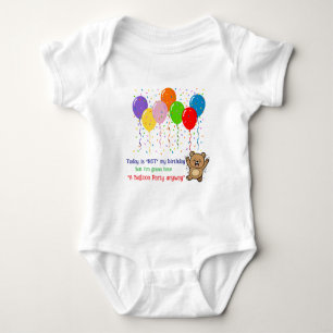 Farbenfrohe Balloons und ein glücklicher Bär Baby Strampler
