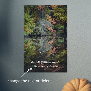 Farbenfrohe Bäume, die auf das ruhige Wasser refle Poster
