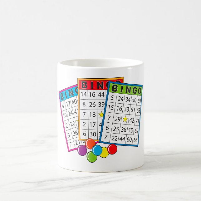 Farbenfrohe Bingo-Spielkarten mit Chips Kaffeetasse (Von Creator hochgeladen)