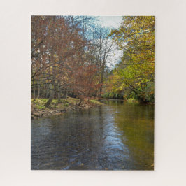 Farbenfrohe Blätter fallen Reflektionen über den H