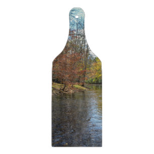 Farbenfrohe Blätter fallen Reflektionen über den H Schneidebrett