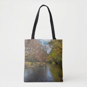 Farbenfrohe Blätter fallen Reflektionen über den H Tasche