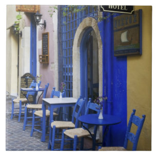 Farbenfrohe blaue Türe und Platz zum alten Hotel  Fliese