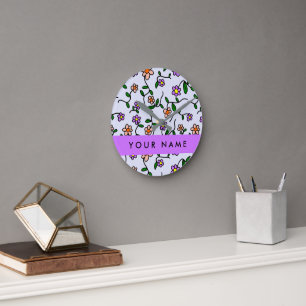 Farbenfrohe Blumen, blauer Hintergrund, Lila Runde Wanduhr
