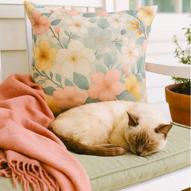 Farbenfrohe Blüten auf Hellgrau  Kissen (Cozy moments on the porch with floral throw pillow and your cat )