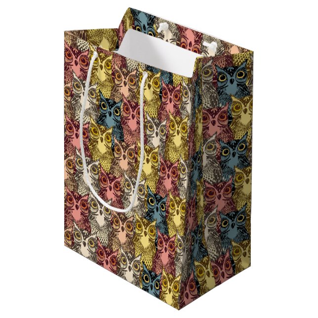 Farbenfrohe Boho Woodland Owl Muster Mittlere Geschenktüte (Vorderseite Schrägansicht)