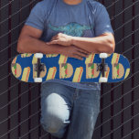 Farbenfrohe Burger Hotdog-Muster Name Skateboard<br><div class="desc">Skateboard mit Burger Design Muster mit Hotdogs Ändern Sie die Farbe Hintergrund</div>