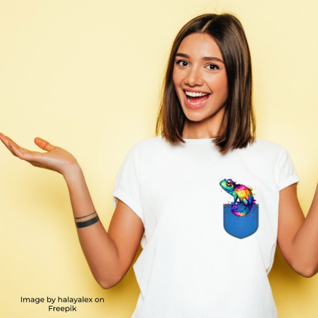 Farbenfrohe Chameleon in einer gedruckten Jeans-Ta T-Shirt (Von Creator hochgeladen)