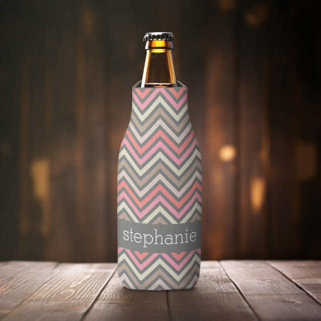 Farbenfrohe Chevrons Pink Coral Gray Individuelle  Flaschenkühler (Personalized Bottle Cooler - Add Name or Custom Text)