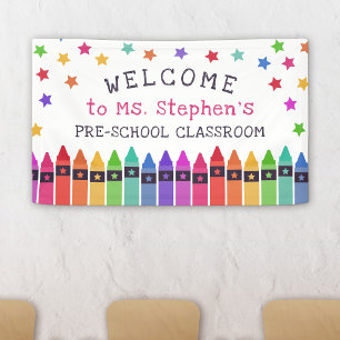 Farbenfrohe Crayons Stars Begrüßungslehrer im Klas Banner