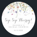 Farbenfrohe Dainty Wild Sip Hooray Brautparty Runder Aufkleber<br><div class="desc">Dieses farbenfrohe, wilde Schlückchen-Hooray-Brautparty Gunst-Aufkleber ist perfekt für einen rustikalen Polterabend. Das Design bietet handbemalte Aquarellfarbe schöne rosa, rot, blau, marinebasiert, gelb, lila und grün wilde Blume.</div>