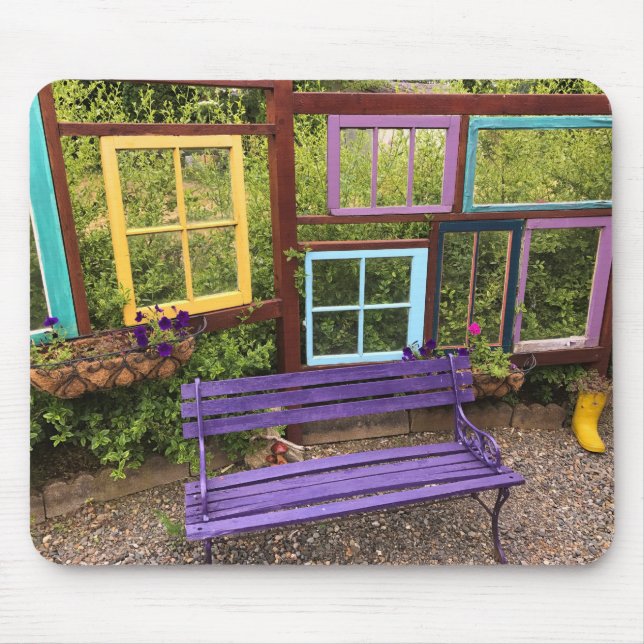 Farbenfrohe Dekoration aus Windows & Bench Garden Mousepad (Vorne)
