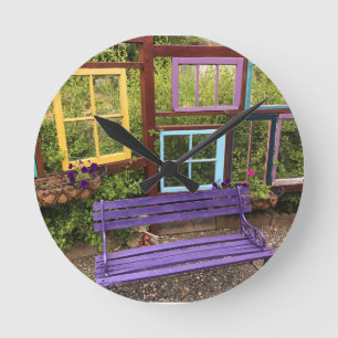 Farbenfrohe Dekoration aus Windows & Bench Garden Runde Wanduhr