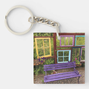 Farbenfrohe Dekoration aus Windows & Bench Garden Schlüsselanhänger