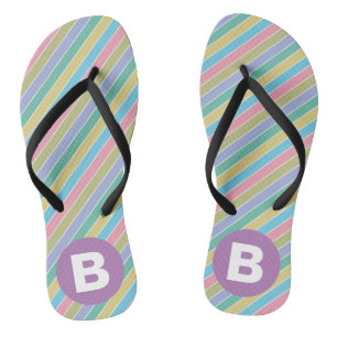 Farbenfrohe diagonale Bonbonstreifen lila Monogram Flip Flops