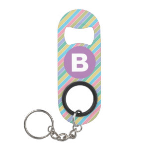 Farbenfrohe diagonale Candy-Streifen lila Monogram Mini Flaschenöffner