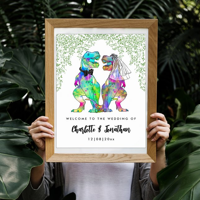 Farbenfrohe Dinosaurier Hochzeit Begrüßung Poster (Colorful dinosaur themed wedding welcome poster with funny T-Rex bride and groom and Jurassic jungle)