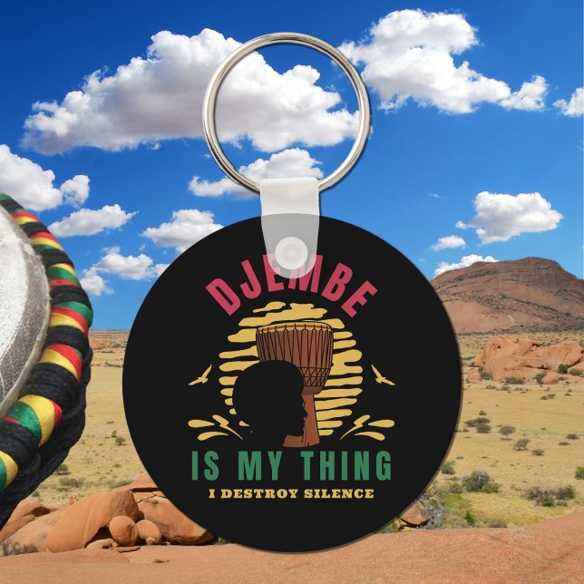 Farbenfrohe Djembe ist mein Ding afrikanischer Tro Schlüsselanhänger (Colorful Djembe Illustration on a black Keychain)