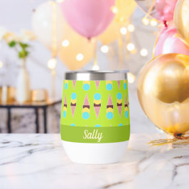 Farbenfrohe Eiscreme auf Grün