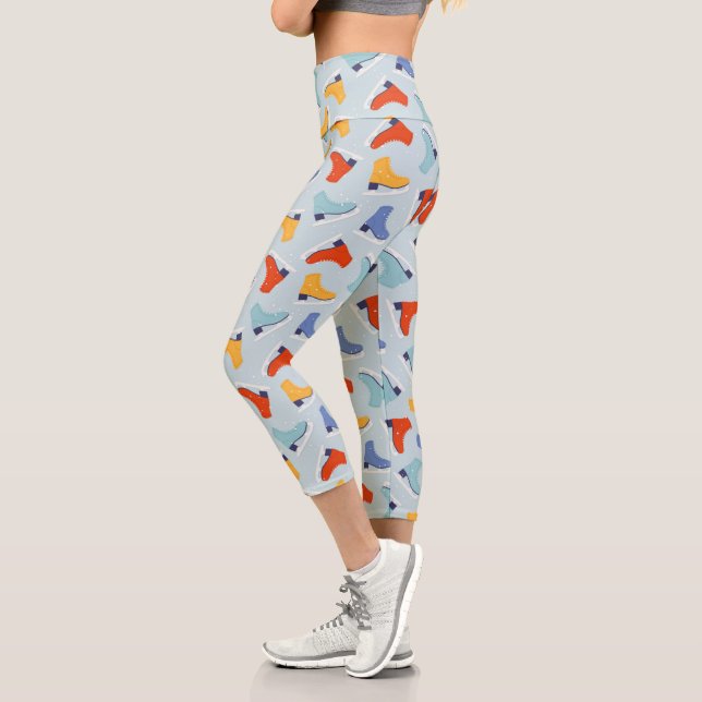 Farbenfrohe Eiszeit Skate Wintermuster Capri Leggings (Links)