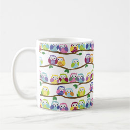 Farbenfrohe Eule auf einem Zweig Kaffeetasse