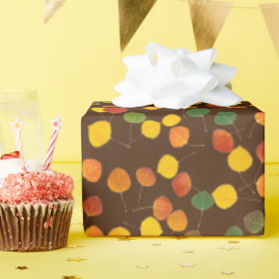 Farbenfrohe Fall Aspen Blätter über braunen Jeden  Geschenkpapier