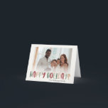 Farbenfrohe Feiertage in Grün geflochtenes Foto Feiertagskarte<br><div class="desc">Diese farbenfrohe, fröhliche Urlaubskarte aus dem Foto ist perfekt für Ihren lustigen, kreativen, hellen Gruß. Es ist ein einzigartiger, spielerischer, moderner Schriftart in Rot, Boho Bräune und heller und dunkelgrüner Farbe, die für ein fröhliches, saisonales Ambiente sorgen. Wenn Sie Ihren Lieben den dunklen Winter mit niedlichem Feiertagsjubeln näher bringen wollen,...</div>