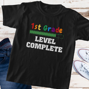 Farbenfrohe "First Grade, Level Complete"-Kinderbe T-Shirt