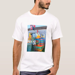 Farbenfrohe Fischerbootsflaggen und -kisten im Haf T-Shirt