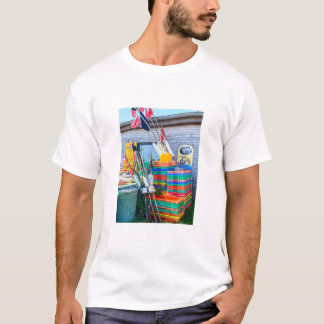 Farbenfrohe Fischerbootsflaggen und -kisten im Haf T-Shirt