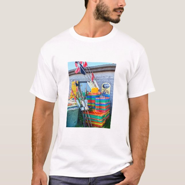 Farbenfrohe Fischerbootsflaggen und -kisten im Haf T-Shirt (Vorderseite)