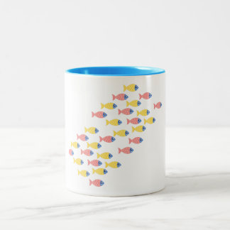 Farbenfrohe Fischwanderung Zweifarbige Tasse