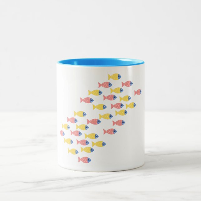 Farbenfrohe Fischwanderung Zweifarbige Tasse (Mittel)