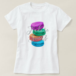 Farbenfrohe französische Macarons illustrieren Shi T-Shirt