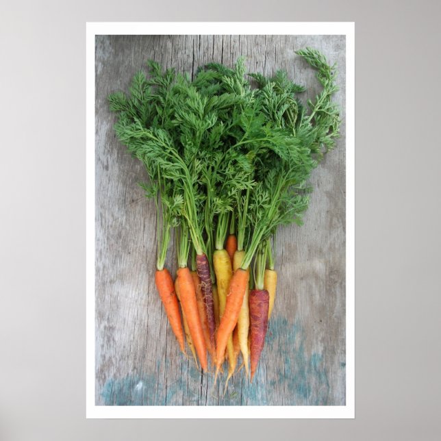 Farbenfrohe frische Karotten am Holztisch Poster (Vorne)