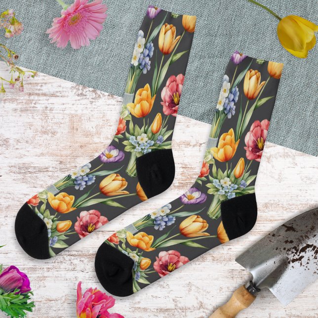 Farbenfrohe Frühlingsblumen Gemusterter Garten Lov Socken (Socks patterned with colorful Spring blooms, including primrose, tulip and crocus flowers)